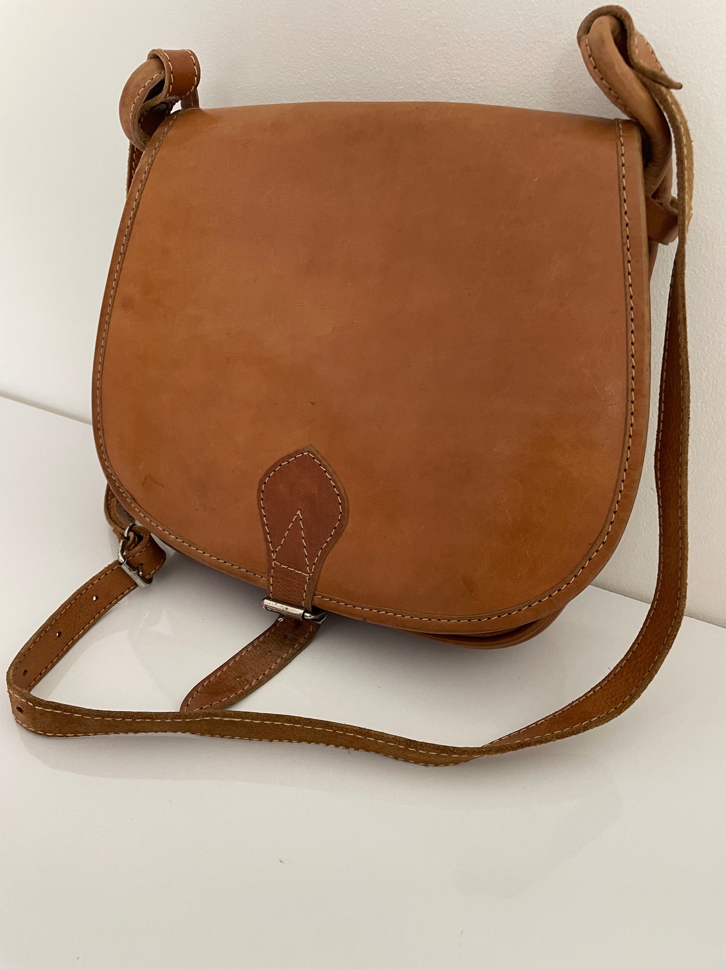 Vintage 1970s Tan Leather Saddle Messenger Satchel Style Shoulder Bag