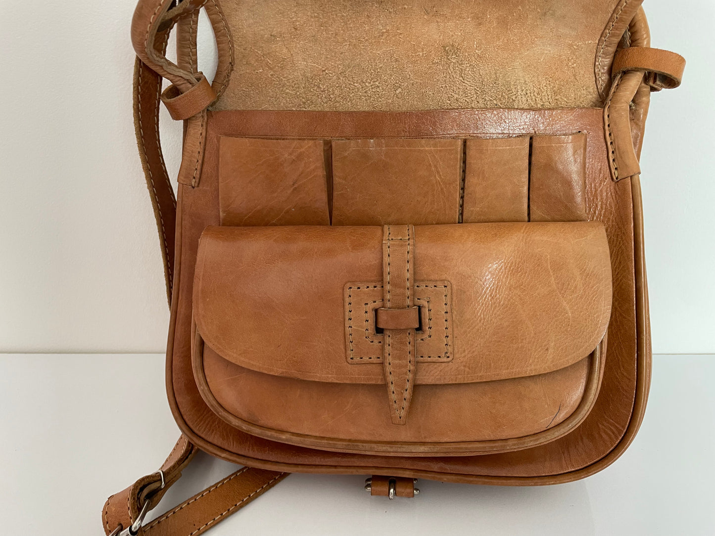 Vintage 1970s Tan Leather Saddle Messenger Satchel Style Shoulder Bag