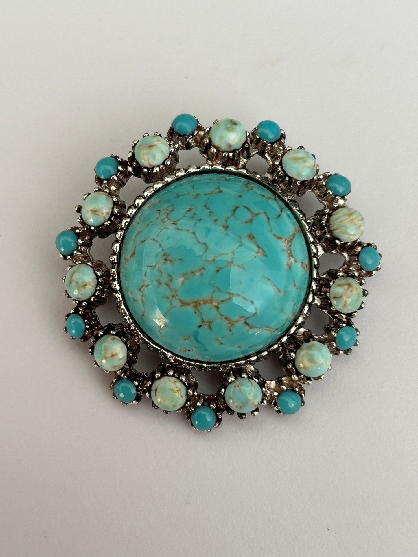 Vintage 1960s Pretty Silver Tone Base Metal Turquoise Stone Set Round Pin Brooch