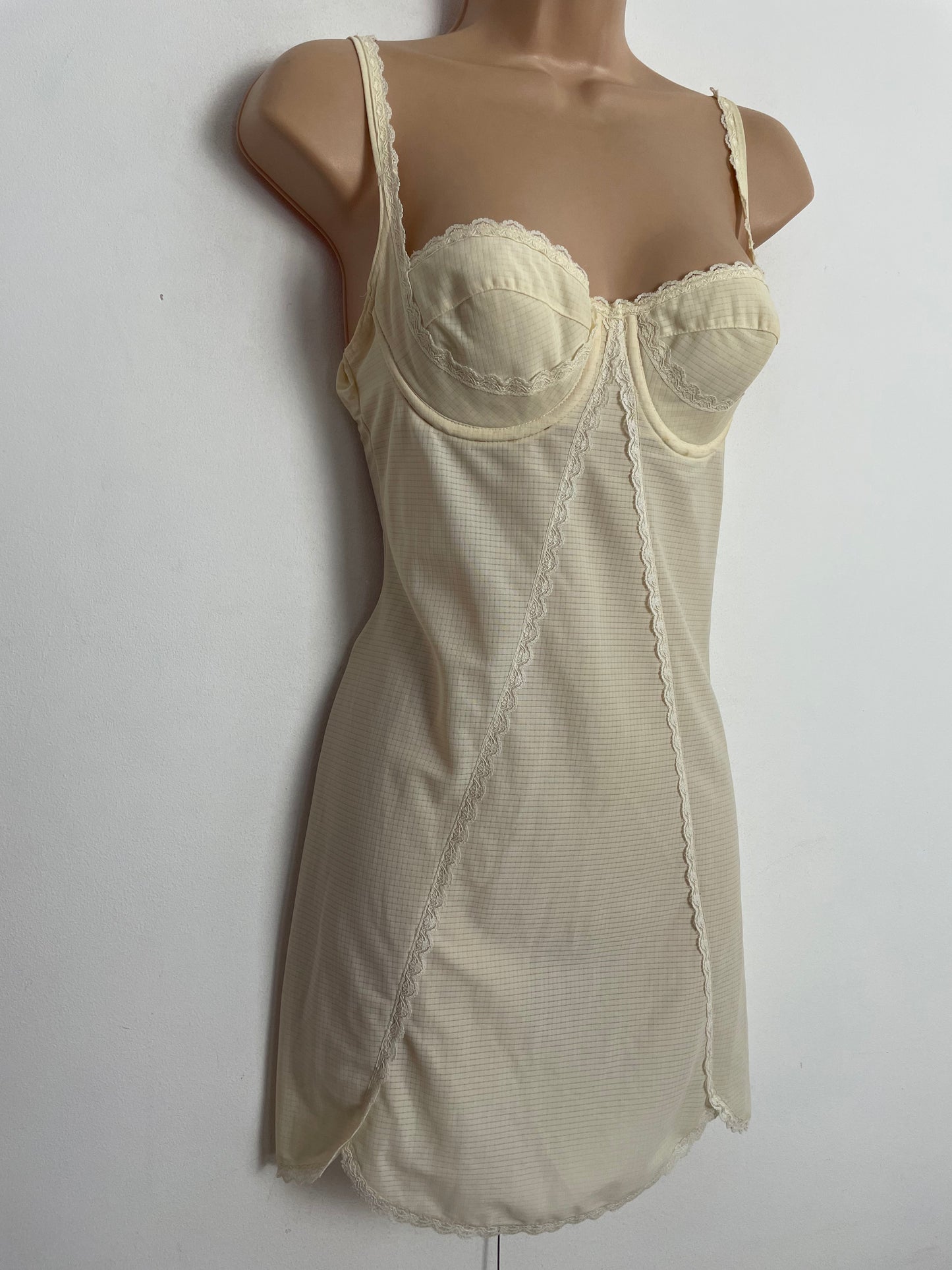 Vintage 1960s TRIUMPH UK Size 36A Cream Underwired Part Bra Part Slip