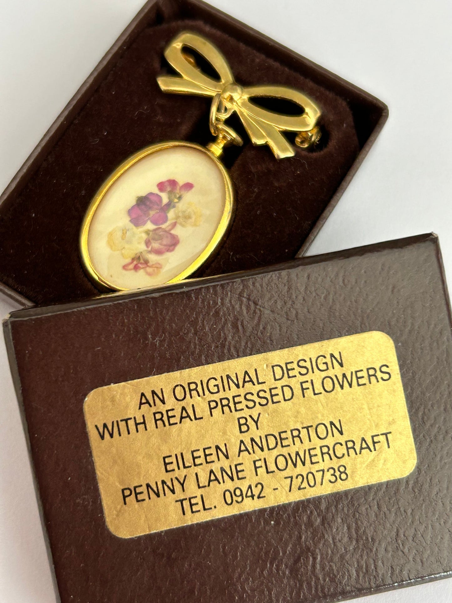 Vintage 1980s Pretty Gold Tone Bow Dangle Pressed Flowers Set Boxed Fob Brooch By Penny Lane Flowercraft