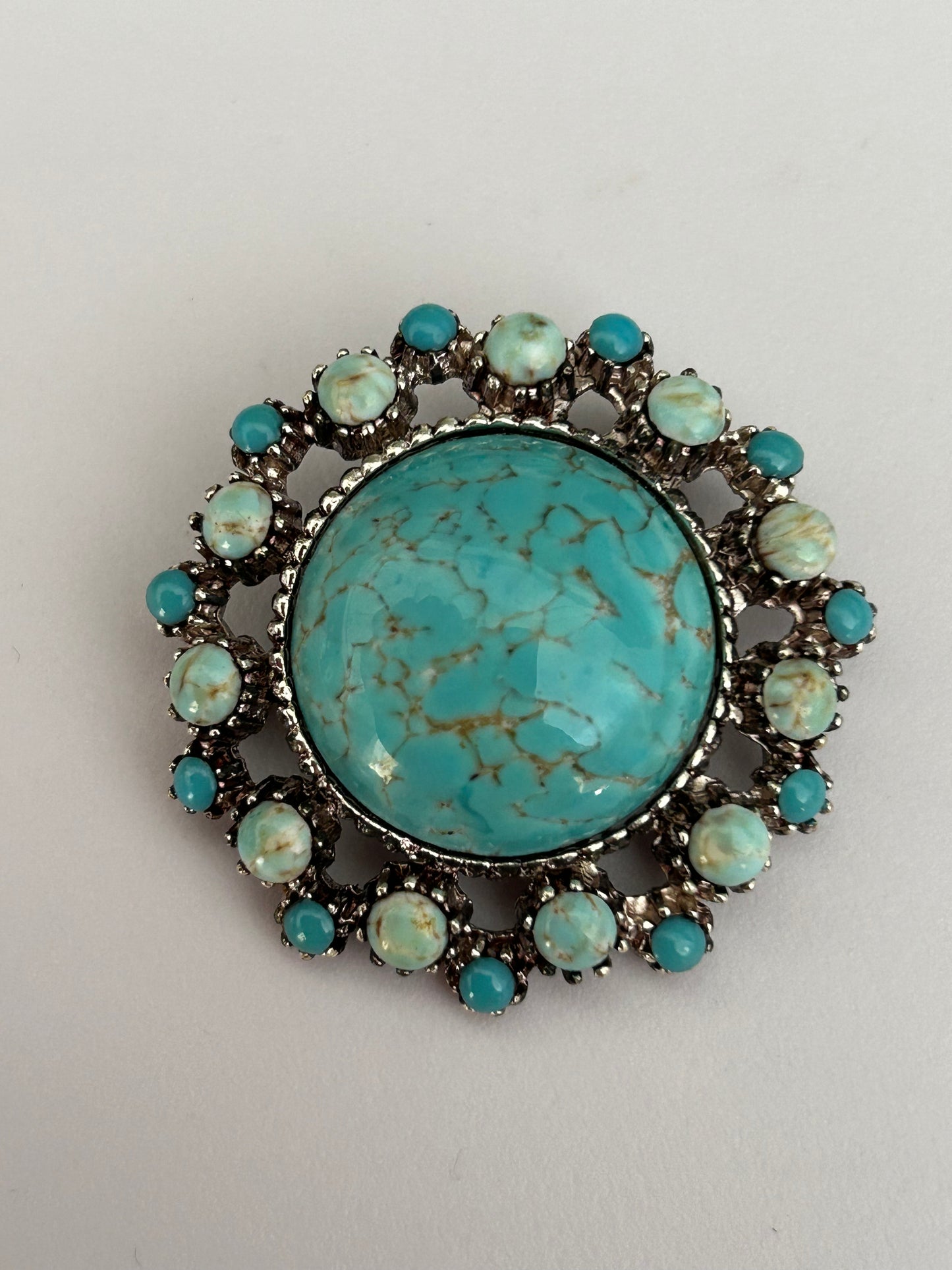 Vintage 1960s Pretty Silver Tone Base Metal Turquoise Stone Set Round Pin Brooch