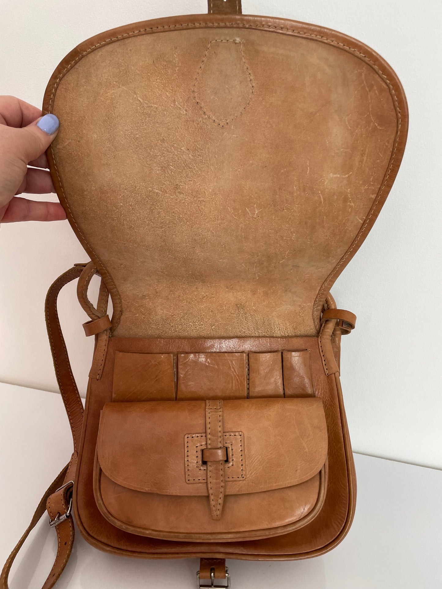 Vintage 1970s Tan Leather Saddle Messenger Satchel Style Shoulder Bag