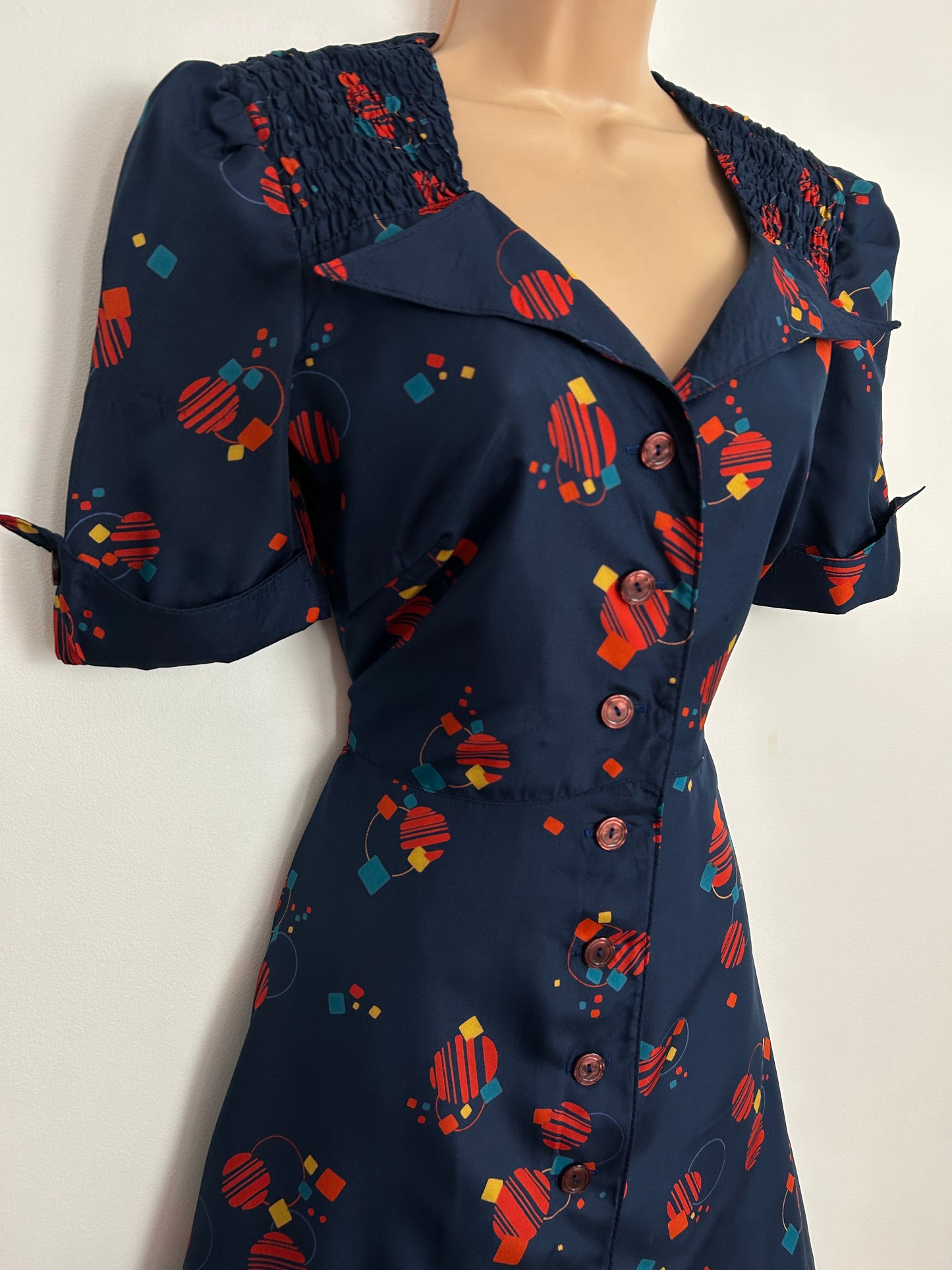 Vintage 1970s UK Size 10 Navy Blue & Red Abstract Circle Print Short Sleeve Dagger Collar Mod Dolly Dress