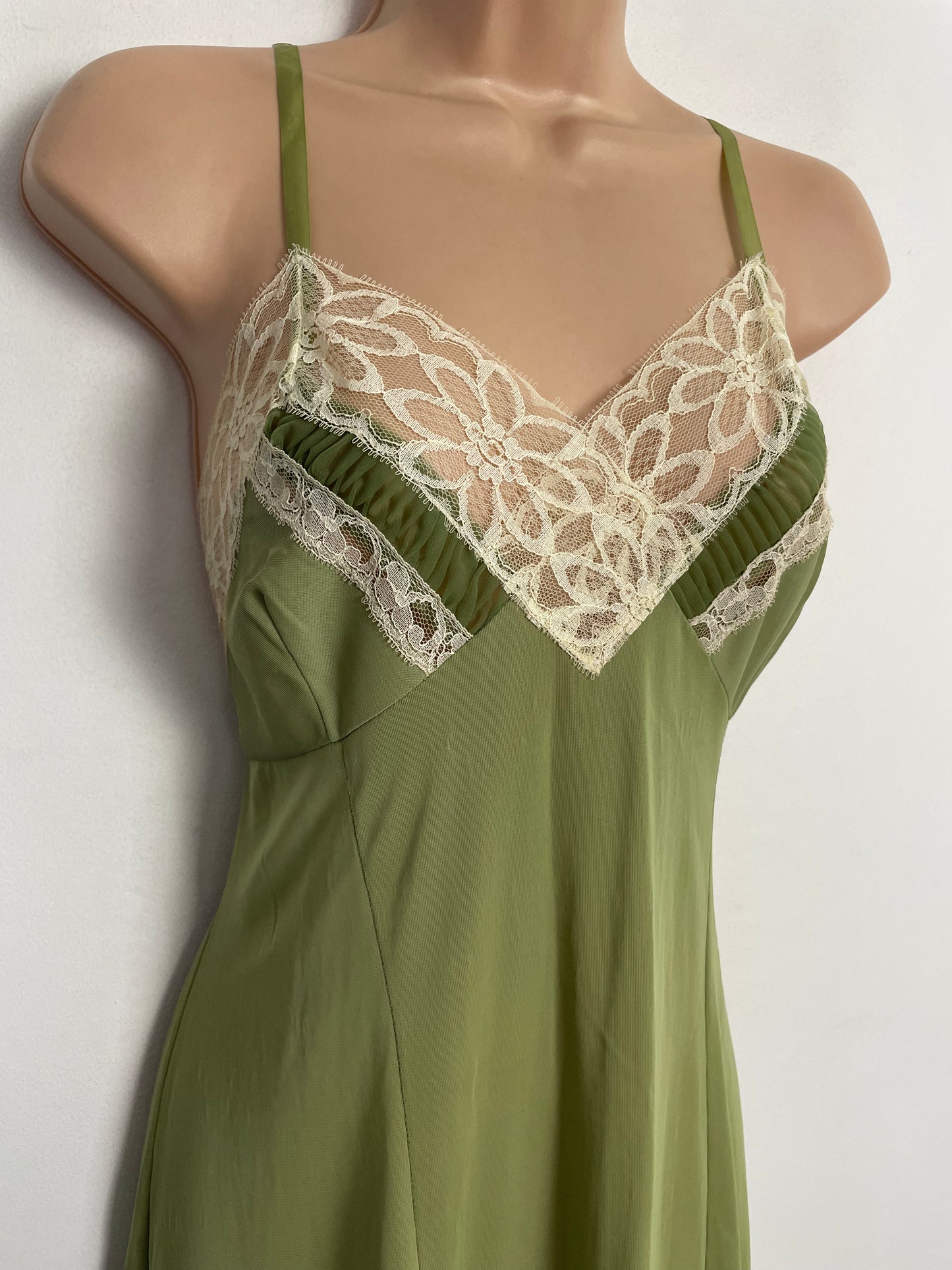 Vintage 1970s UK Size 16 Moss Green & Cream Lace Mid Length Chemise Negligee Slip