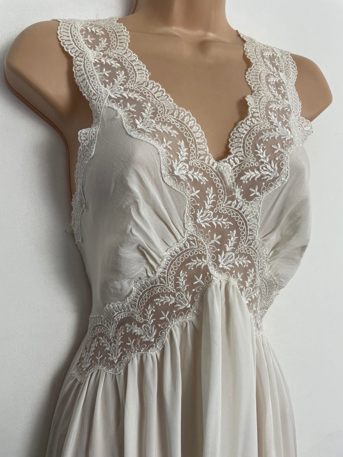 Vintage 1940s UK Size 10-12 Beautiful White Chantilly Lace Detail Nightie Night Dress Nightgown