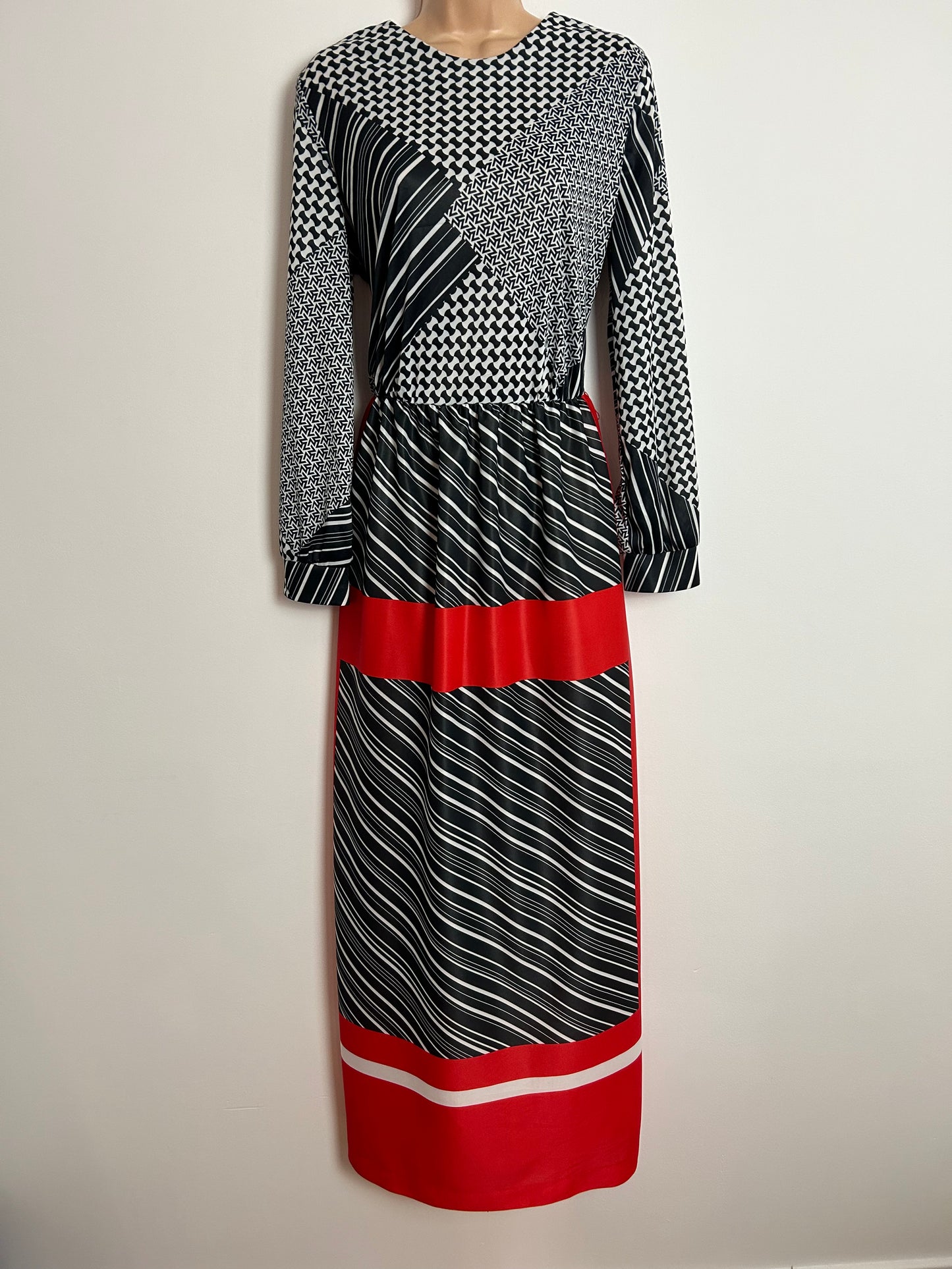 Vintage 1970s UK Size 14 Black White & Red Abstract Geo Op Art Print Long Sleeve Maxi Dress