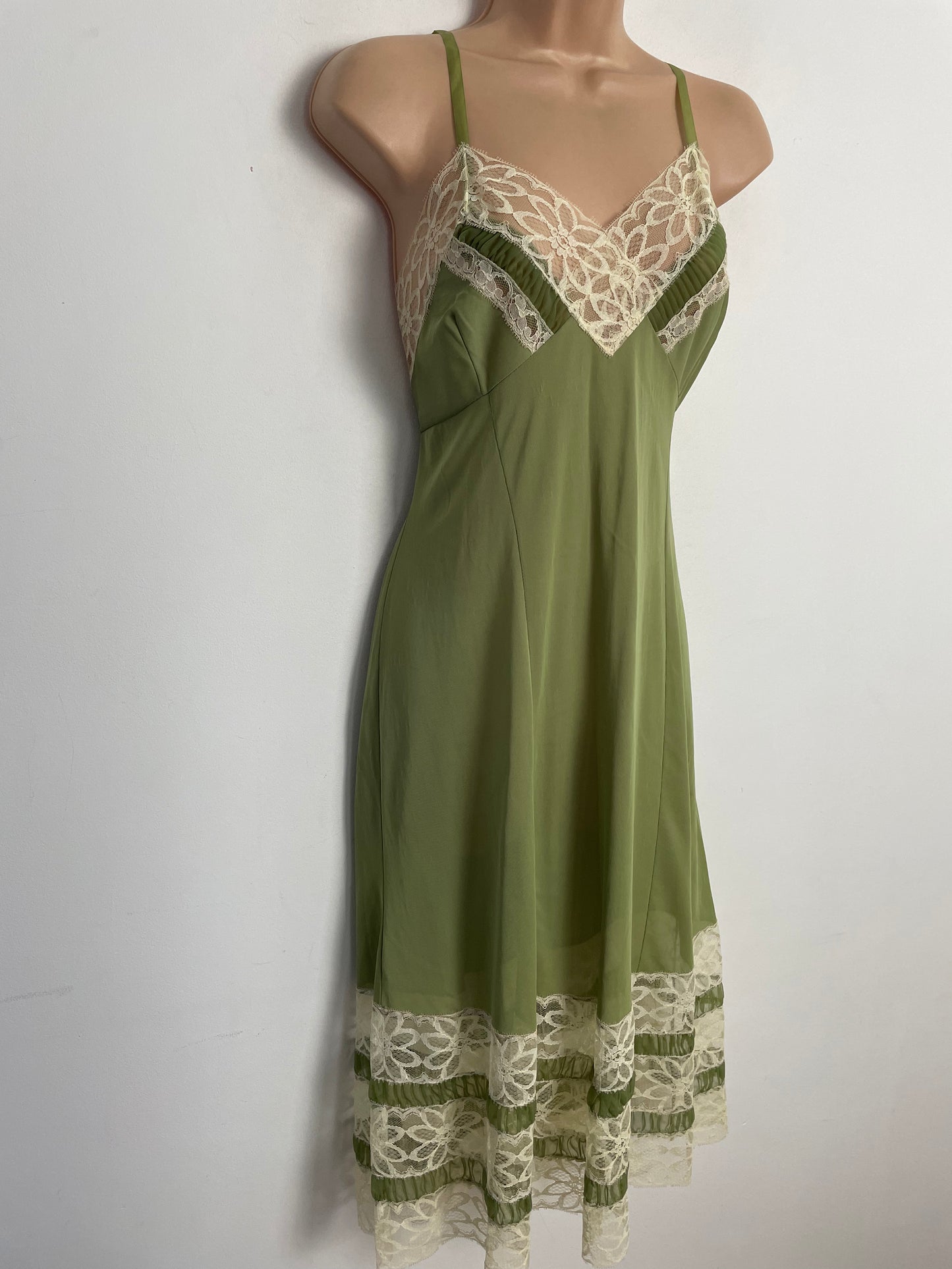 Vintage 1970s UK Size 16 Moss Green & Cream Lace Mid Length Chemise Negligee Slip