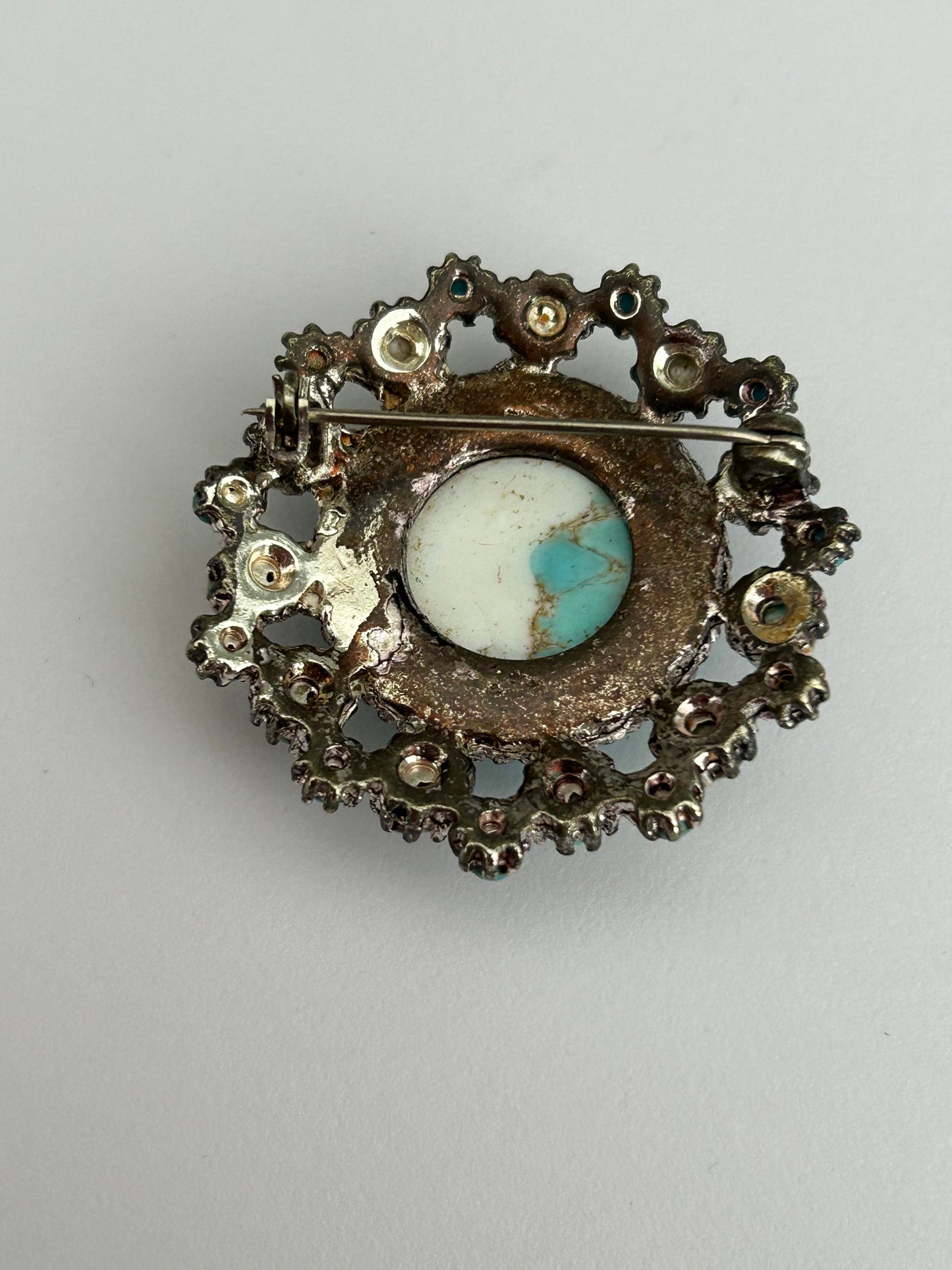 Vintage 1960s Pretty Silver Tone Base Metal Turquoise Stone Set Round Pin Brooch