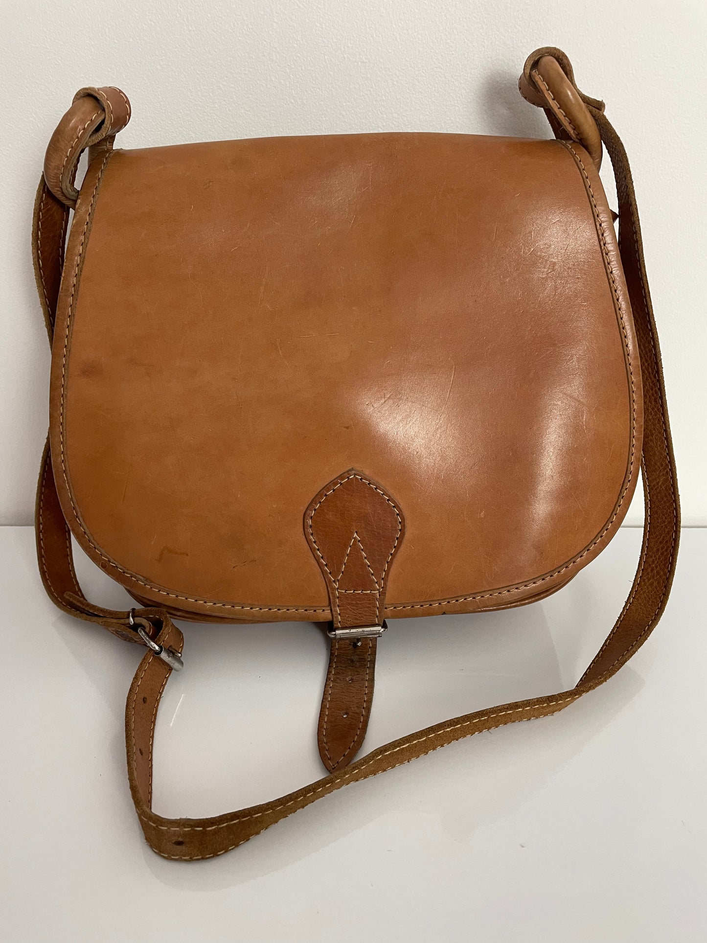 Vintage 1970s Tan Leather Saddle Messenger Satchel Style Shoulder Bag