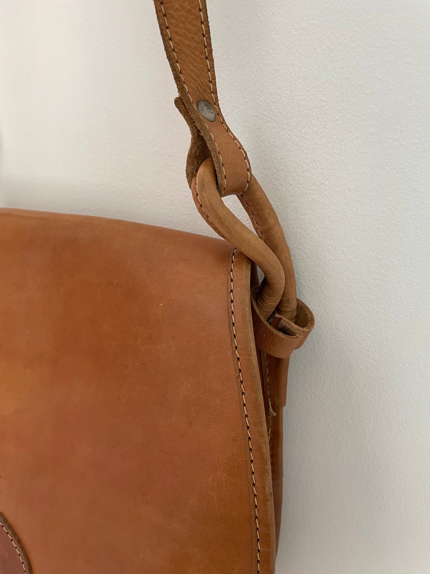 Vintage 1970s Tan Leather Saddle Messenger Satchel Style Shoulder Bag