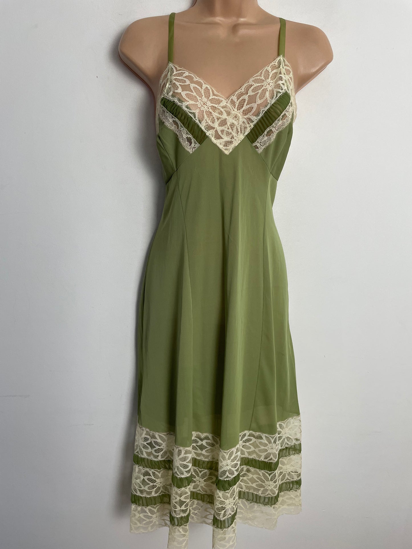 Vintage 1970s UK Size 16 Moss Green & Cream Lace Mid Length Chemise Negligee Slip