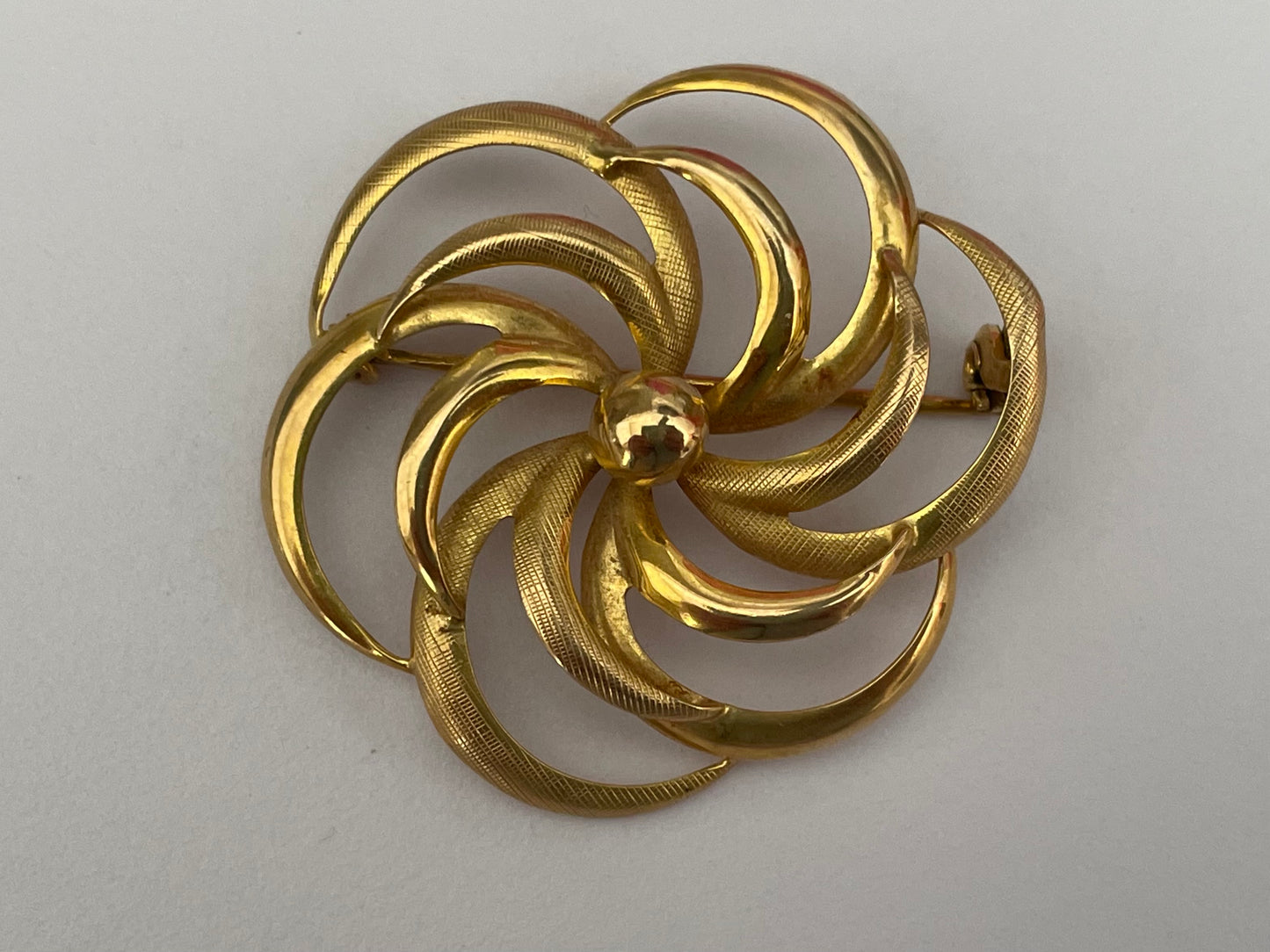 Vintage 1960s Pretty Gold Tone Stylised Flower Shaped Pin Brooch