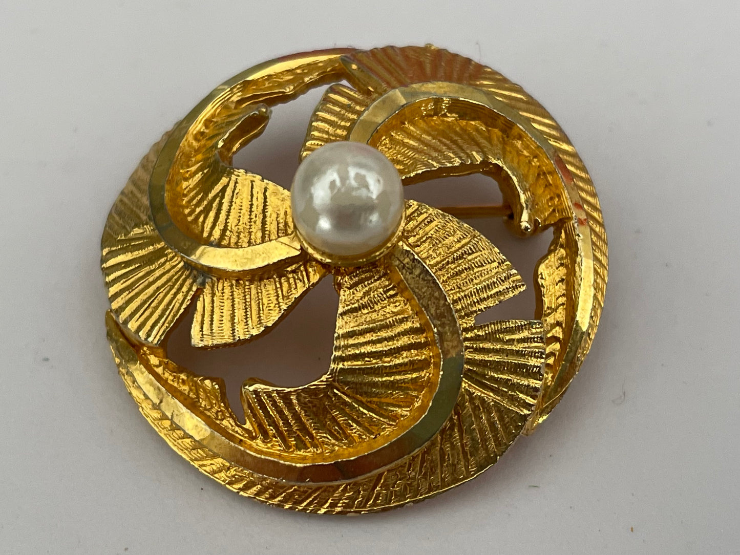 Vintage 1960s Pretty Gold Tone Cut Out Design Faux Pearl Pin Brooch Stamped 519