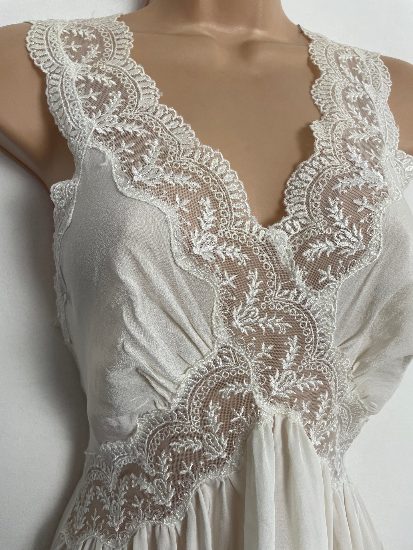 Vintage 1940s UK Size 10-12 Beautiful White Chantilly Lace Detail Nightie Night Dress Nightgown