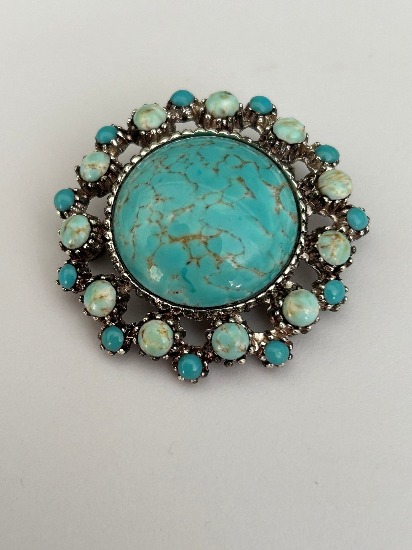 Vintage 1960s Pretty Silver Tone Base Metal Turquoise Stone Set Round Pin Brooch