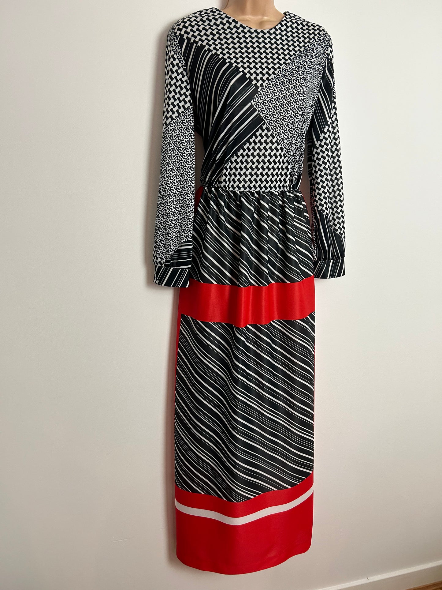 Vintage 1970s UK Size 14 Black White & Red Abstract Geo Op Art Print Long Sleeve Maxi Dress