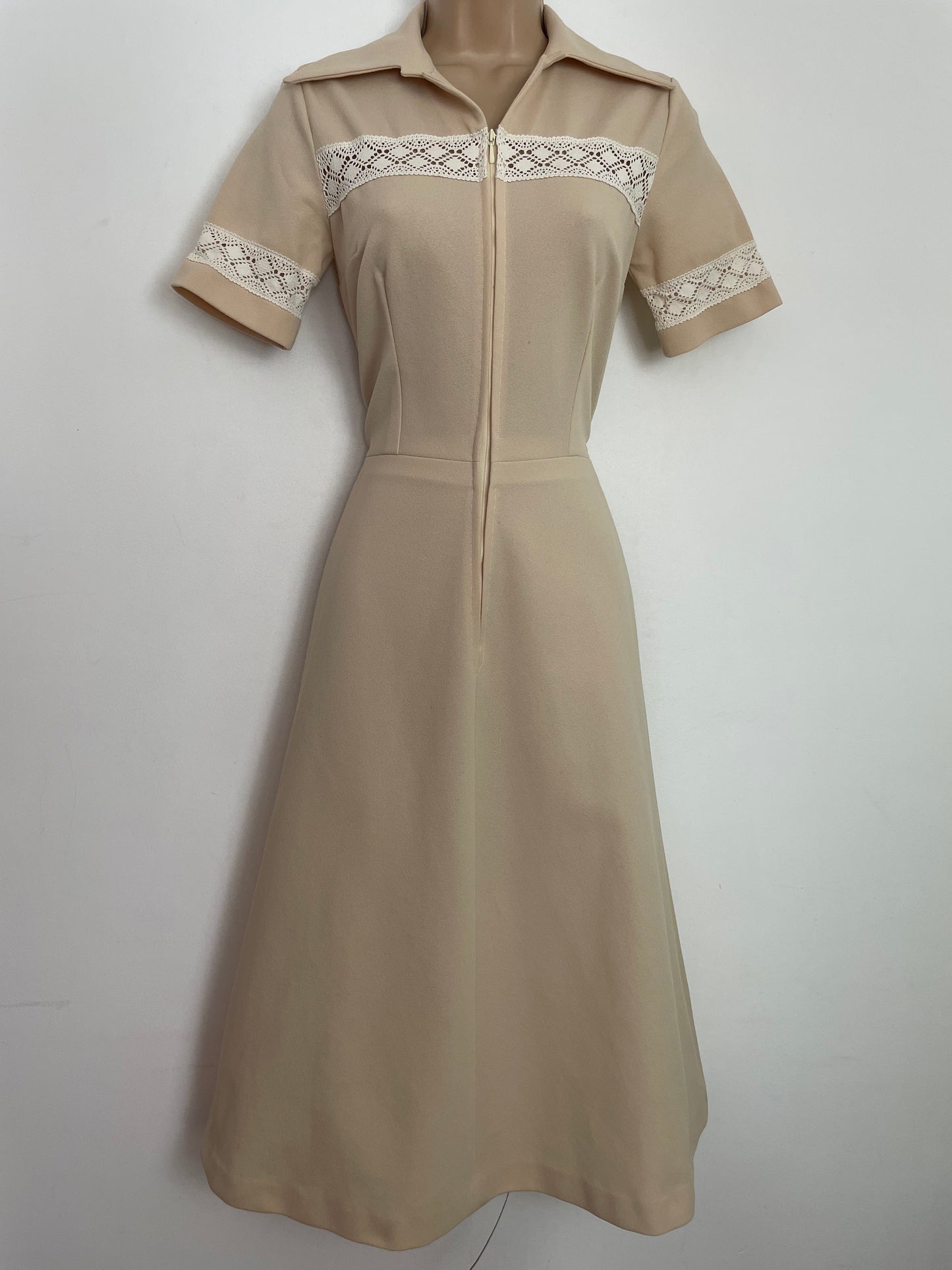 Vintage 1970s UK Size 6 Cream Lace Insert Dagger Collar Shirt Style Zip Front Mod Day Dress