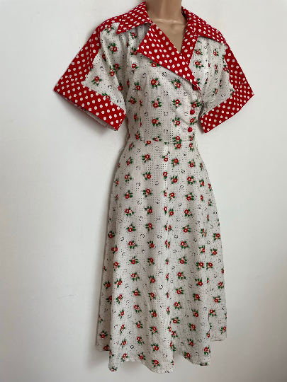 Vintage 1970s UK Size 6 Cute White & Red Floral And Polka Dot Print Short Sleeve Cotton Day Dress