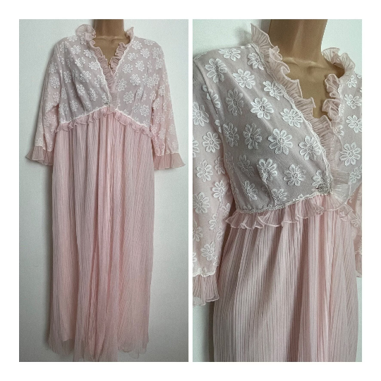 Vintage 1970s Approx UK Size 12-14 Beautiful Pale Pink Lace Detail Pleated Peignoir Dressing Gown By Pompadour