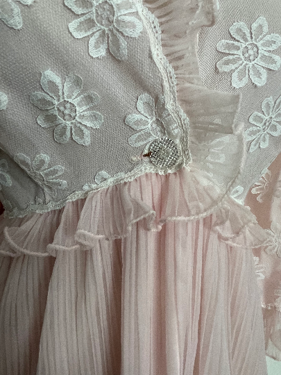 Vintage 1970s Approx UK Size 12-14 Beautiful Pale Pink Lace Detail Pleated Peignoir Dressing Gown By Pompadour