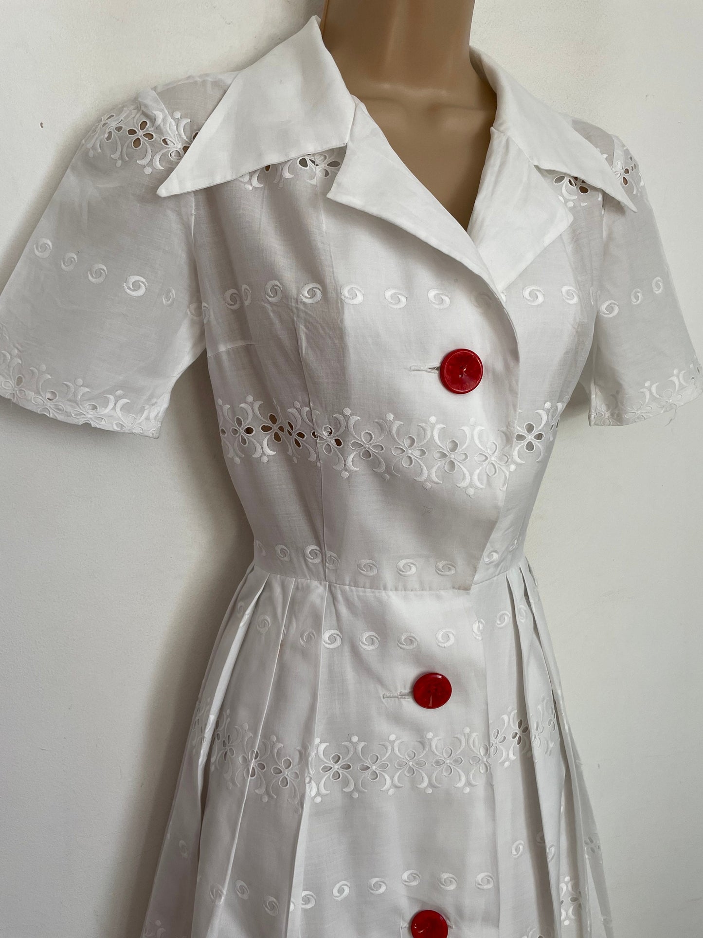 Vintage Late 1970s UK Size 8 White Cotton Broderie Anglais Red Button Short Sleeve Pleated Dagger Collar Summer Dress